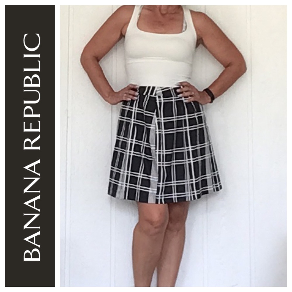BANANA REPUBLIC BLACK AND WHITE FLARED SKIRT SIZE 8